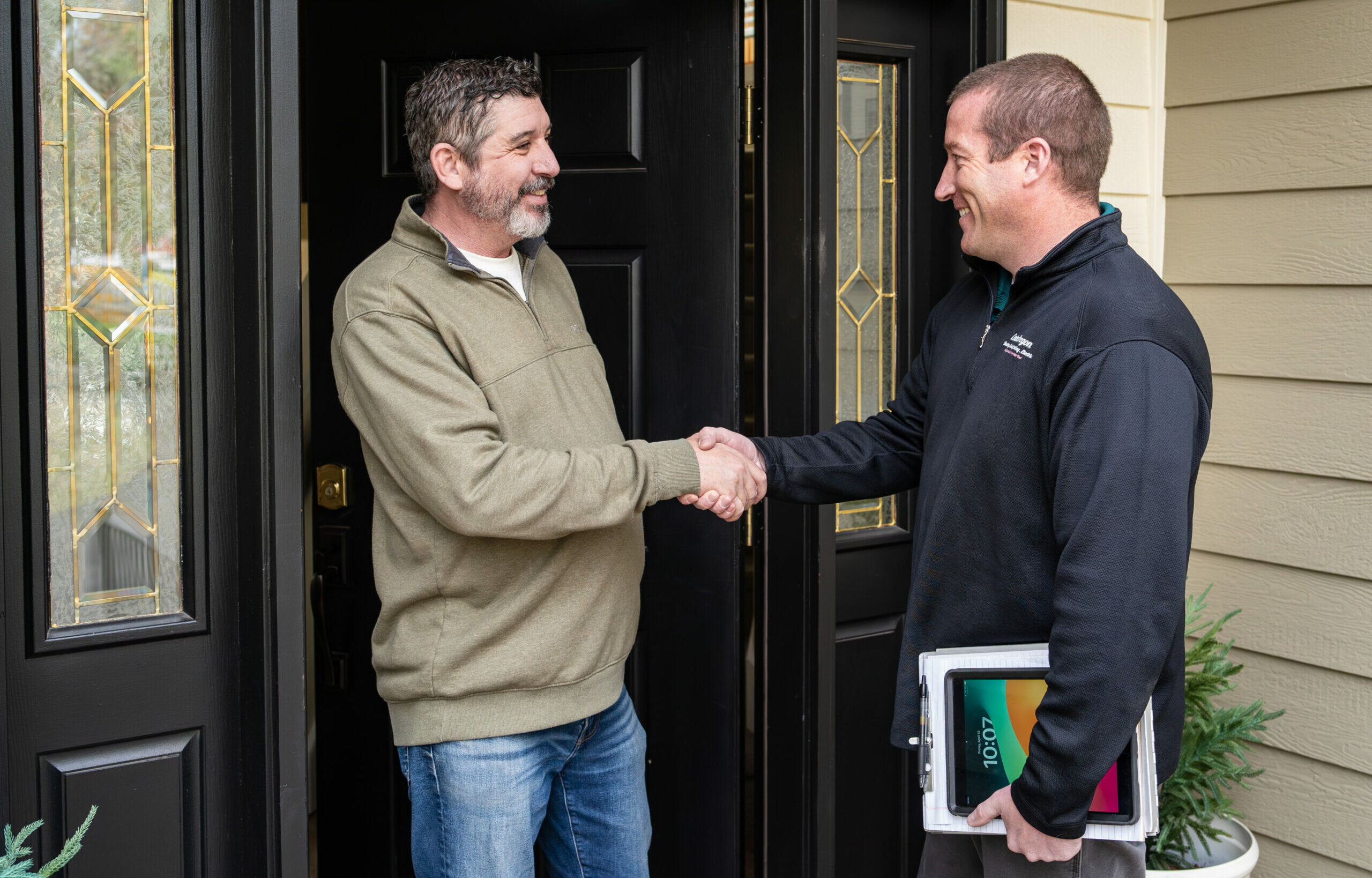 Technician and Ventral Oregon homeowner shaking hands after signing up for membership plans.