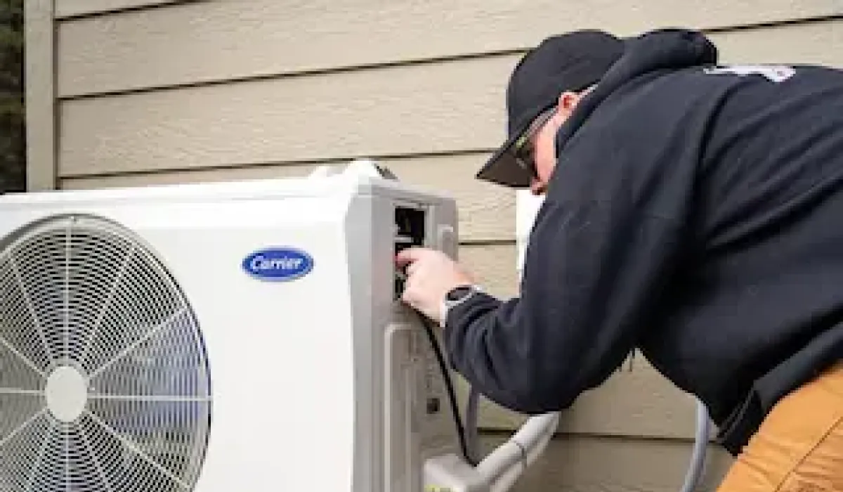 Image of an Central Oregon Cooling HVAC technician