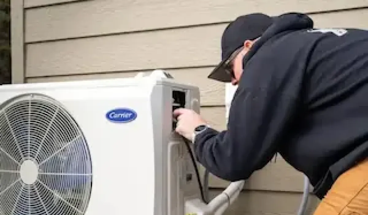 Image of an Central Oregon Cooling HVAC technician